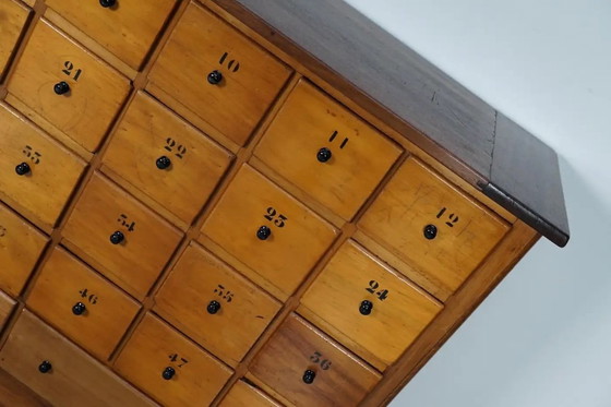 Image 1 of Grande armoire d'apothicaire / armoire d'école industrielle hollandaise en hêtre, milieu du XXe siècle