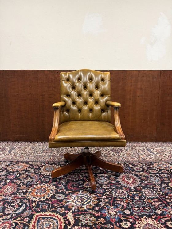 Klassischer englischer gelb/brauner Chesterfield Bürostuhl – Bürostühle, Leather, Metal (photo 2 of 7)