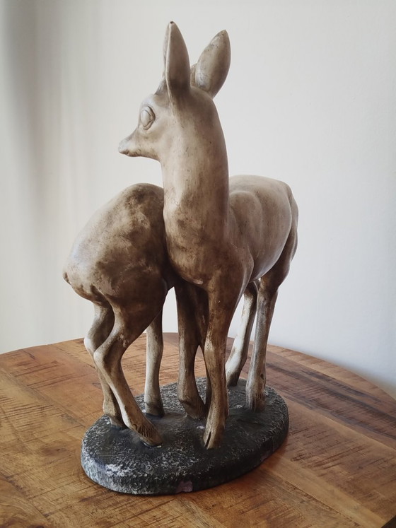 Bellissima scultura in gesso in stile Art Déco raffigurante una coppia di caprioli (circa 1930-40). (photo 3 of 15)