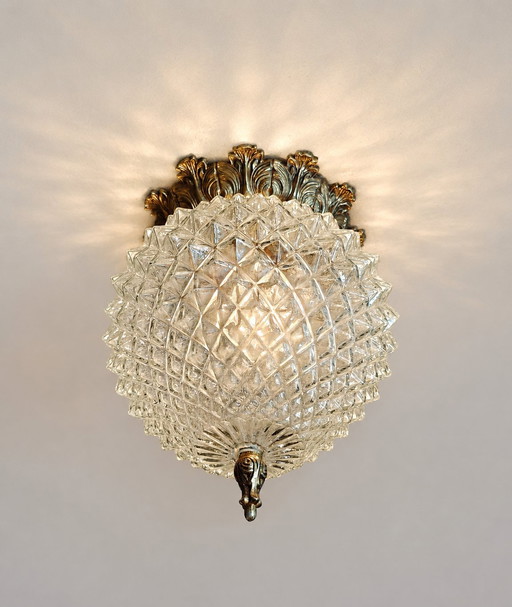 Plafoniera vintage Hollywood Regency con prisma in vetro.