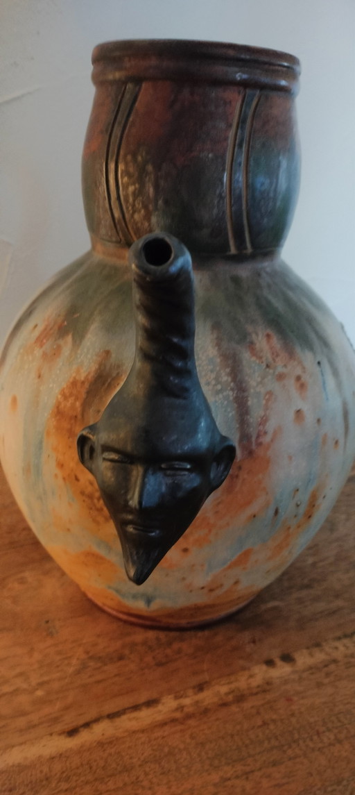 Céramique belge Pierre Biron décorée d'un bec verseur en forme d'Arlequin