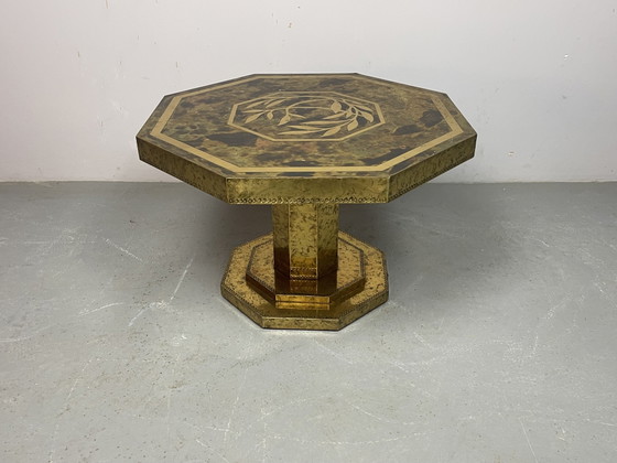 Excepcional mesa de centro octogonal de latón y chapa de madera de raíz, de mediados de siglo, década de (photo 12 of 15)