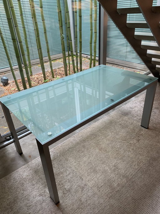 Table en aluminium avec plateau en verre