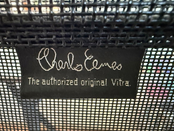 Image 1 of Chaise Vitra Eames EA 108 Noir Netweave – Chrome (Lot de 4)