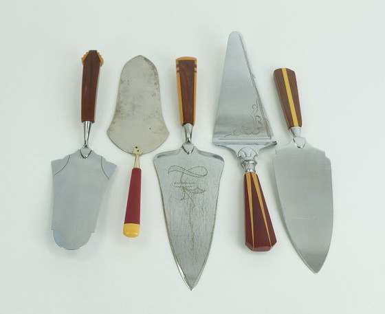 Image 1 of Set van 5 art déco taartlifters met bakelieten handvatten, jaren 1930-1940.