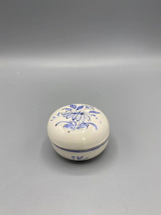 Scatola rotonda in maiolica Moustiers, con decorazione floreale blu dipinta a mano, 8 cm – servies