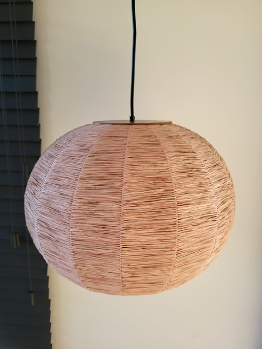 Lampe pendante vintage de style bohémien, couleur rose avec finition en bois, supposée datant des années 1960