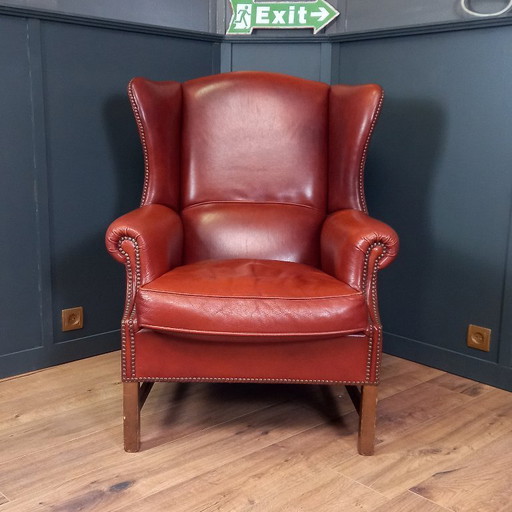 Grande poltrona inglese con ala a sbalzo rivestita in pelle di pecora