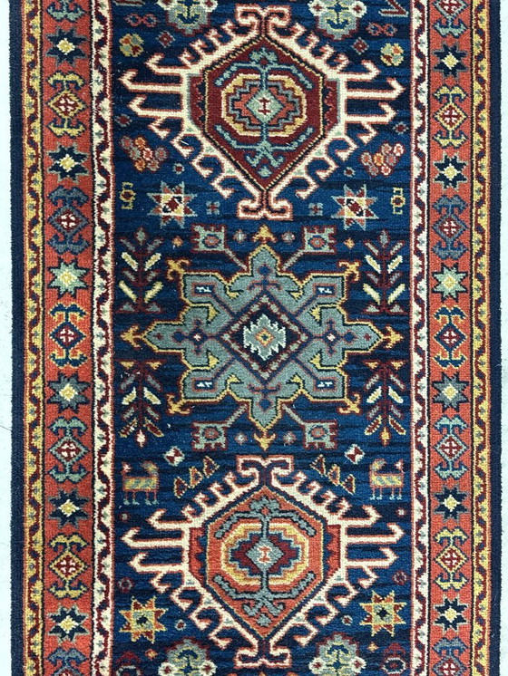 Image 1 of Tappeto lungo decorativo in stile Mid-Century, nei toni dell'indaco e della terra. 470 x 70 cm.