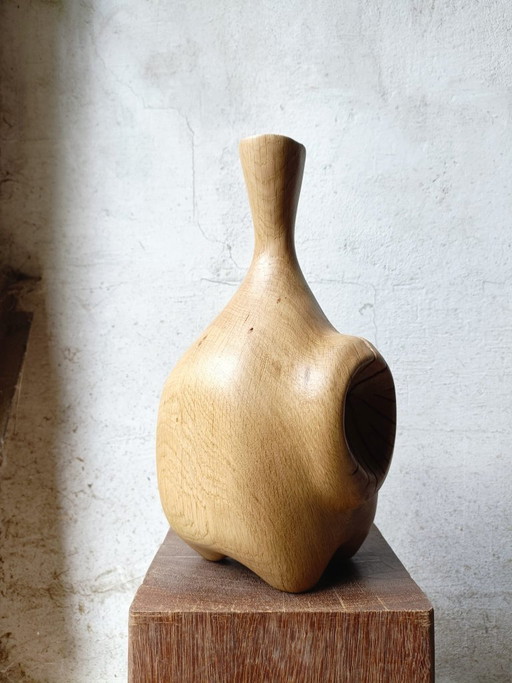 Vaas/sculptuur van gebeeldhouwd massief eikenhout