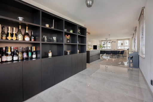 Ensemble de 4 modules comprenant un meuble mural/séparateur de pièce au design noir luxueux