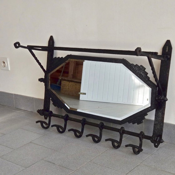 Image 1 of Perchero de pared con espejo, estilo art déco francés, años 20-30, metal martillado.