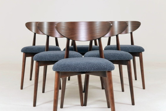 Image 1 of Set di 6 sedie da pranzo scandinave in tessuto bouclé blu navy dal design moderno.