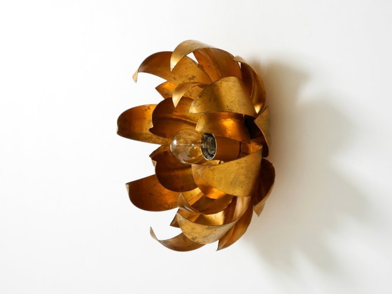 Image 1 of Magnifique applique murale ou plafonnier floral plaqué or des années 1970, orné de grandes feuilles et de style Régence.