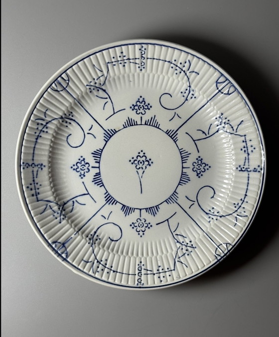 Image 1 of Servizio da tavola Boch Frères composto da 6 piatti in maiolica e un piatto da portata – Motivo "Cipolla Blu" (Zwiebelmuster), B