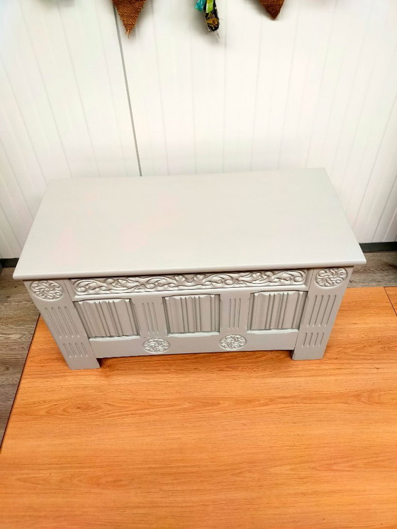 Image 1 of Coffre à couvertures vintage avec sculpture sur bois