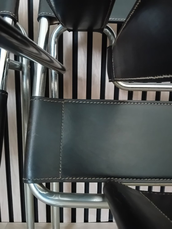 2 Marcel Breuer Stühle mit Rohrgestell, schwarzes Leder – Sessel, Leather (photo 8 of 8)