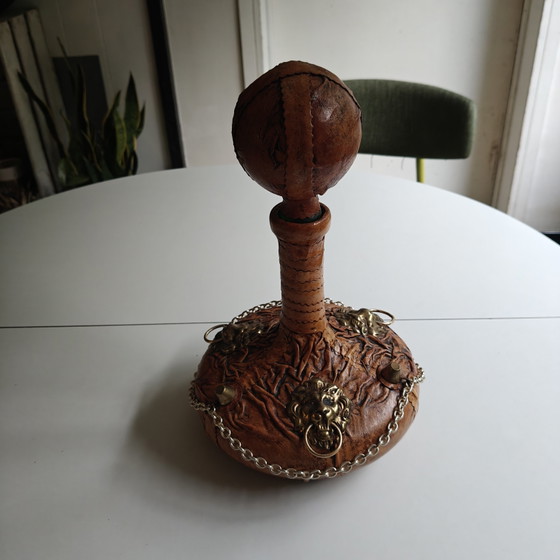 Image 1 of Carafe vintage recouverte de cuir, ornée de têtes de lion et d'une chaînette