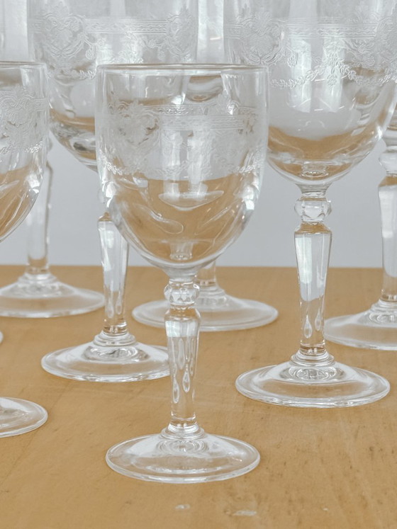 Image 1 of Set di 12 bicchieri da vino vintage con dettagli intagliati