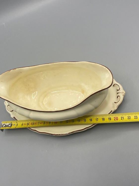 Villeroy & Boch Wallerfangen Salsiera in maiolica, corpo scanalato, fascia in cioccolato, fine XIX secolo. (photo 4 of 6)