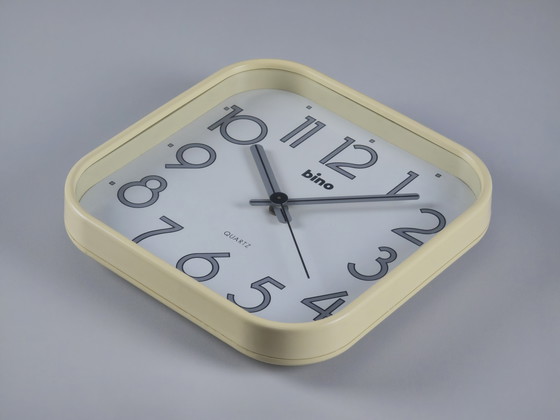 Image 1 of Horloge murale BINO / LORENZ à quartz en plastique beige et blanc des années 1980 - Décoration intérieure moderniste italienne.