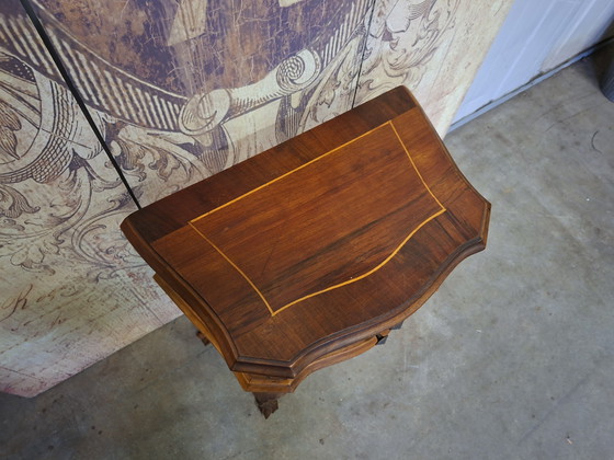 Image 1 of Table de chevet classique, commode, tables d'appoint, dimensions 44x27cm et 59cm de hauteur.