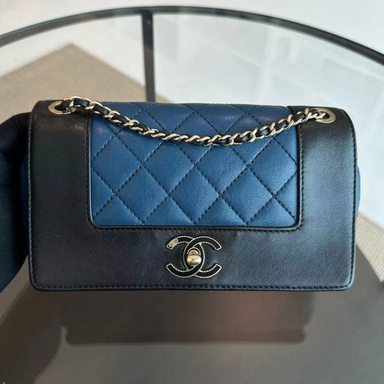 Image 1 of Chanel Seasonal Flap - Mademoiselle Small 23CM Kalfsleer Tweekleurig Zwart Blauw Gouden Hardware Serie 23