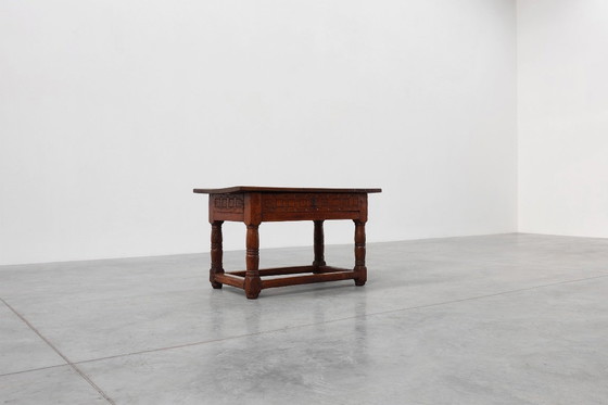 Image 1 of Mesa auxiliar de roble tallada a mano en estilo wabi wabi, España, Siglo XVII