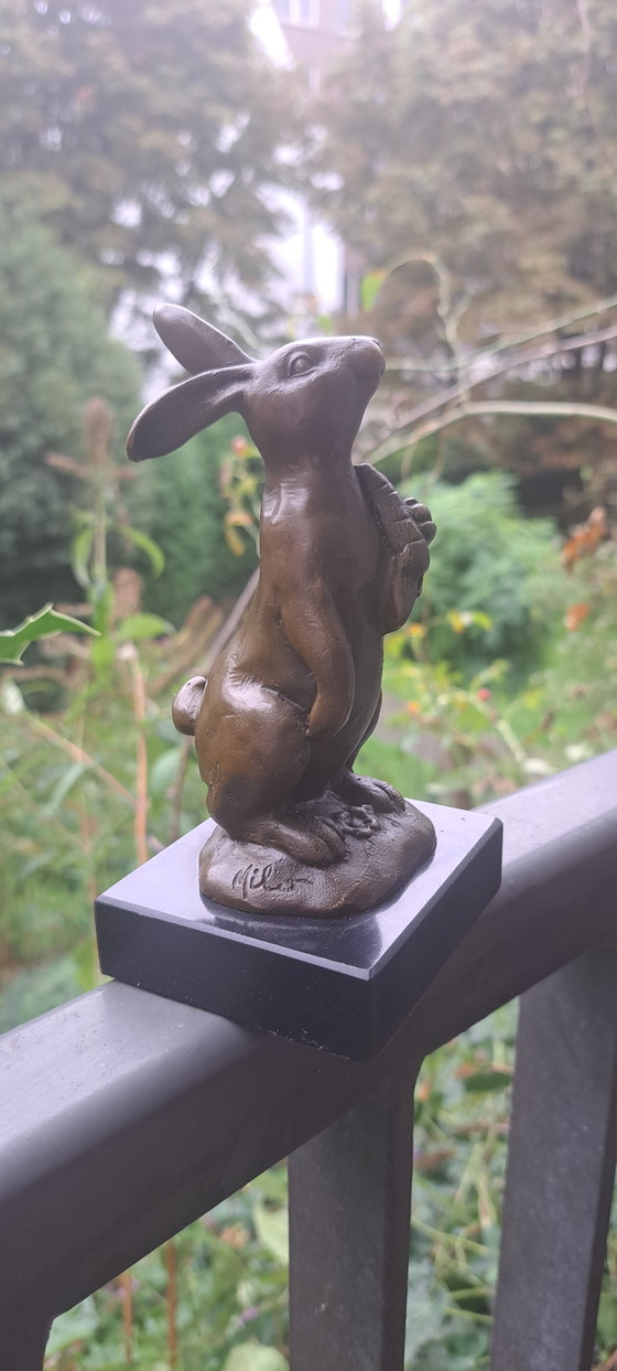 Bronzestatue eines Hasen mit Karotte – Bildhauerei (photo 8 of 9)