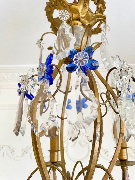 Image 1 of Lampadario antico a gabbia in bronzo dorato, con luce in cristallo di Murano color zaffiro.