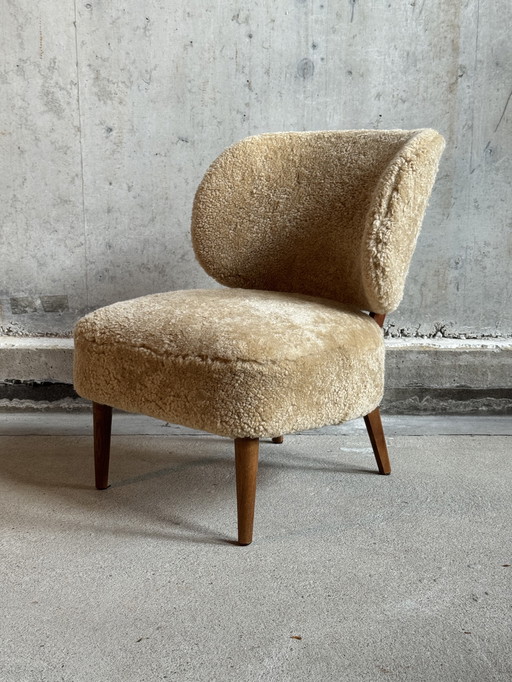 Scandinavische designstoel in schapenvacht
