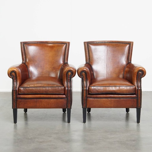 2 fauteuils en peau de mouton avec une finition luxueuse