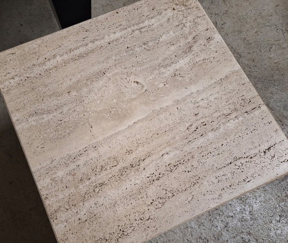 Image 1 of Italiaanse salontafel of sokkel van natuurlijk geaderd travertijn.