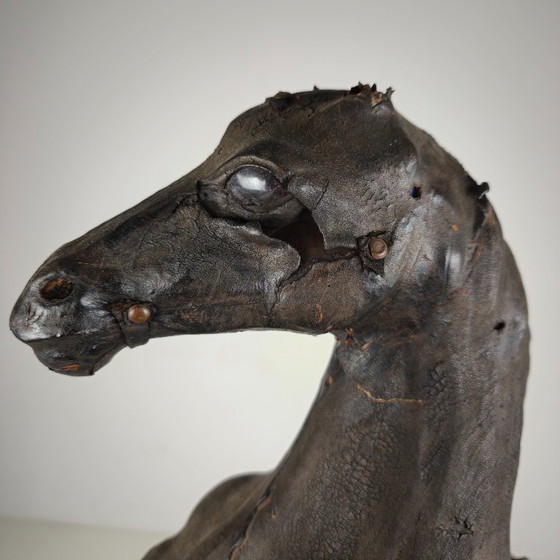 Image 1 of Antieke leren paardensculptuur uit het begin van de 20e eeuw met glazen ogen.