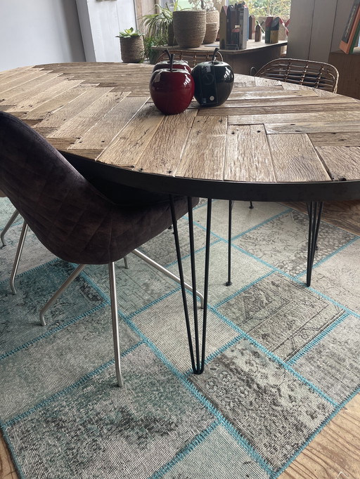 Tavolo da pranzo a spina di pesce in rovere riciclato