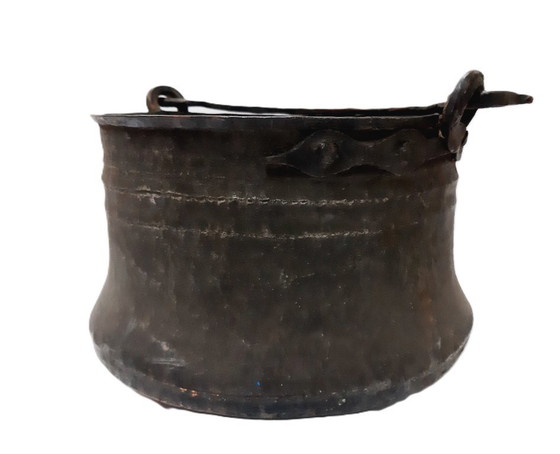 Image 1 of Antiguo caldero primitivo de cobre, grande, martillado a mano, estañado