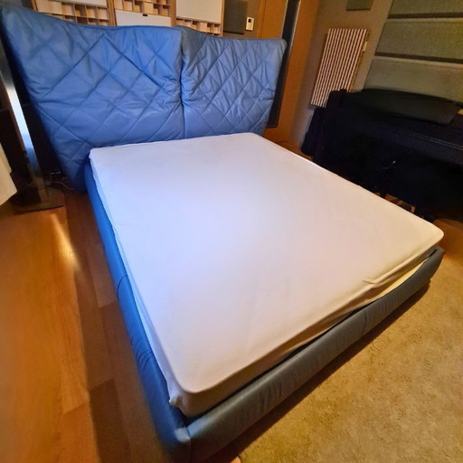 Lit Poltrona Frau LELIT de Paola Navone – Cuir Pelle Frau®