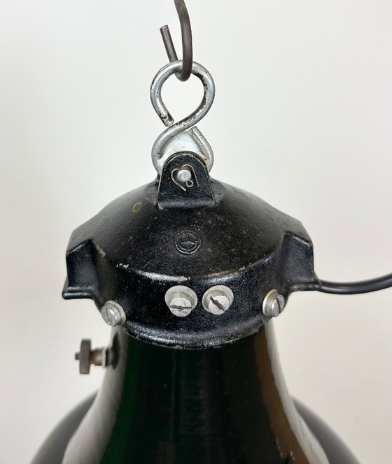 Image 1 of Industrielle Bauhaus-Pendelleuchte aus schwarzem Emaille, 1930er Jahre