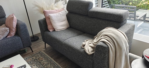 Wunderschönes Set aus 2-Sitzer-Sofas mit verstellbaren Kopfstützen – 2 zitsbanken, Textile (photo 2 of 5)