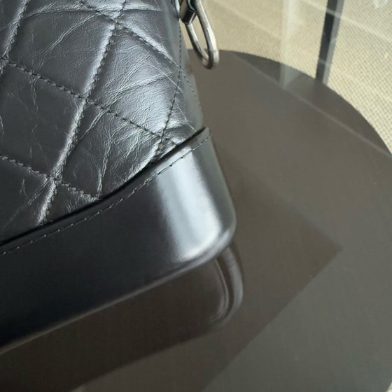 Image 1 of Sac hobo Chanel Gabrielle petit modèle - Cuir de veau matelassé noir, finitions dorées