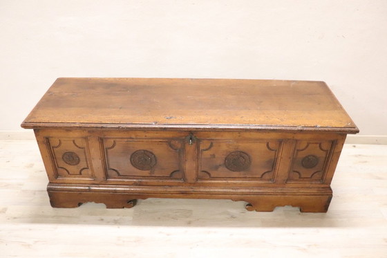 Image 1 of Cassapanca antica in noce massello, Italia XVIII secolo