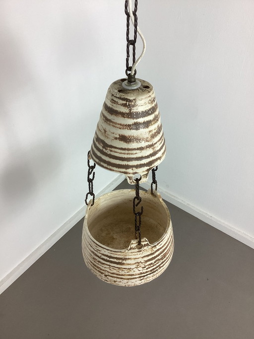 Lampada vintage in ceramica anni Settanta con vaso di fiori sottostante
