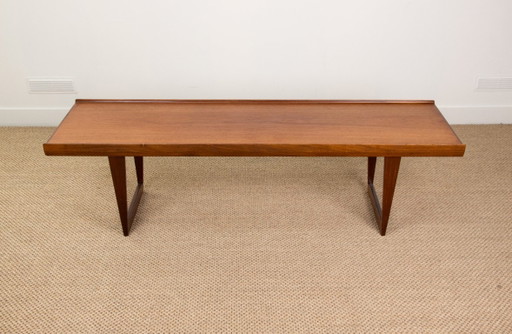 Ampio tavolino da caffè, o panca, in teak danese, disegnato da Peter Lovig Nielsen nel 1960.