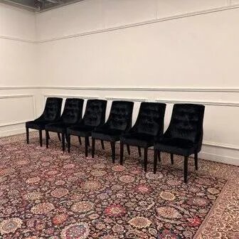 Set van zwart gestoffeerde Chesterfield stoelen, Eetkamerstoelen (foto 3 van 12)