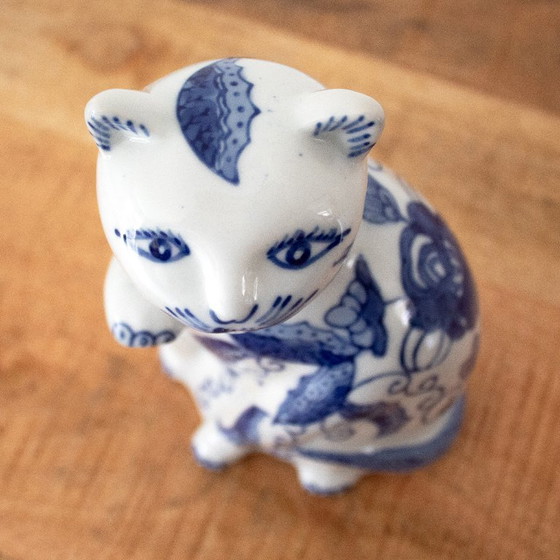 Image 1 of Statuetta vintage di gatto in porcellana: gatto portafortuna in stile Chinoiserie dipinto a mano in blu e bianco.