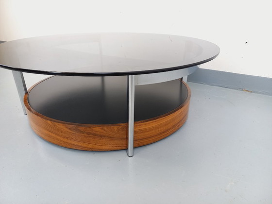Image 1 of Vintage Italiaanse ronde salontafel uit de jaren 60/70, gemaakt van gebogen palissanderhout, verchroomd metaal en gerookt glas.
