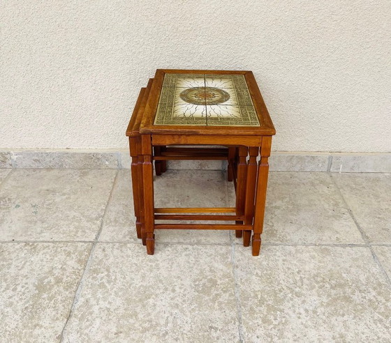 Image 1 of Set di 3 tavolini da caffè impilabili in teak e ceramica, Danimarca, 1960