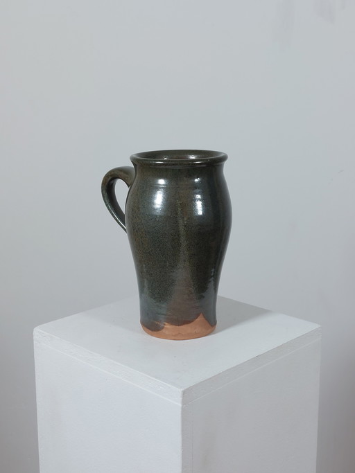 Jarrón vintage de mediados de siglo con asa esmaltada, estilo casa de campo.