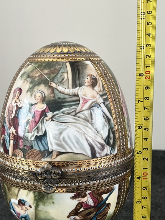 Image 1 of Großes Limoges-Ei mit Fuß und Messingbeschlägen