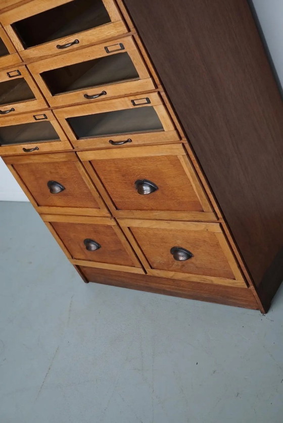 Image 1 of Vitrina inglesa de mercería con cajones con frente de cristal, circa 1930